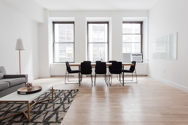 Houten Plinten en Overzetplinten: De Perfecte Afwerking voor Jouw Interieur